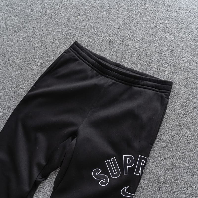 Calça Supreme x Nike Arc