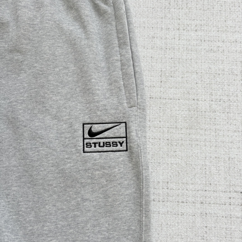 Calça Nike x Stussy Cinza